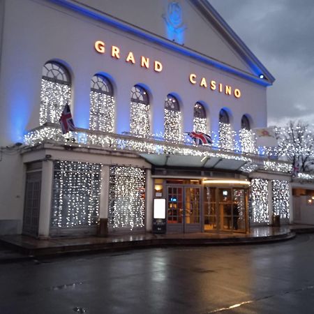 Au Charme Du Lac Espace Bien Etre Et Piscine Chauffe Proche Parc Et Restaurant Du Casino Forges-les-Eaux Exteriör bild