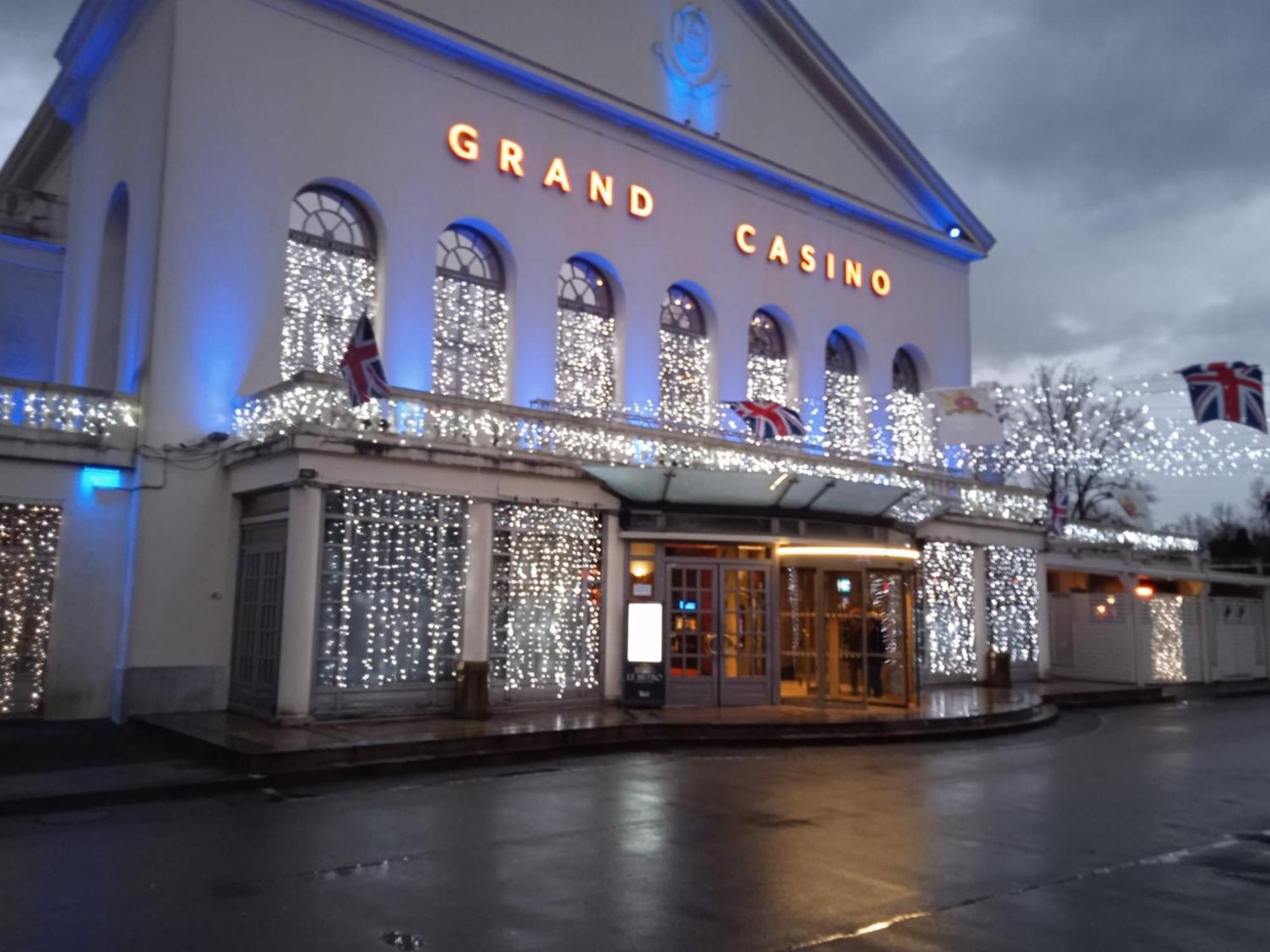 Au Charme Du Lac Espace Bien Etre Et Piscine Chauffe Proche Parc Et Restaurant Du Casino Forges-les-Eaux Exteriör bild